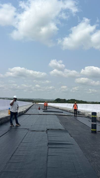 Long roof run with sheet membrane laid and site team on site