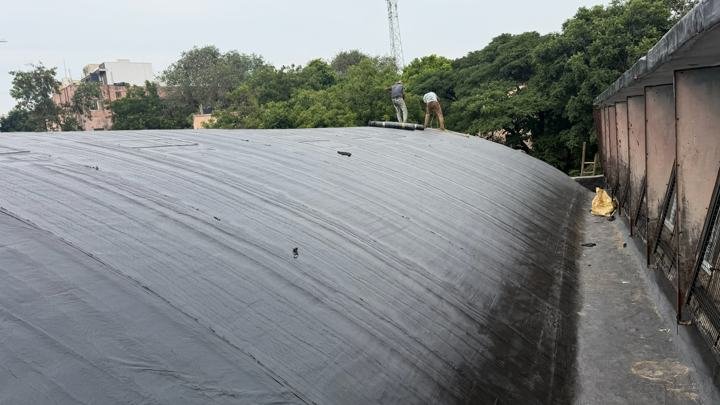 Curved roof covered with waterproofing membrane